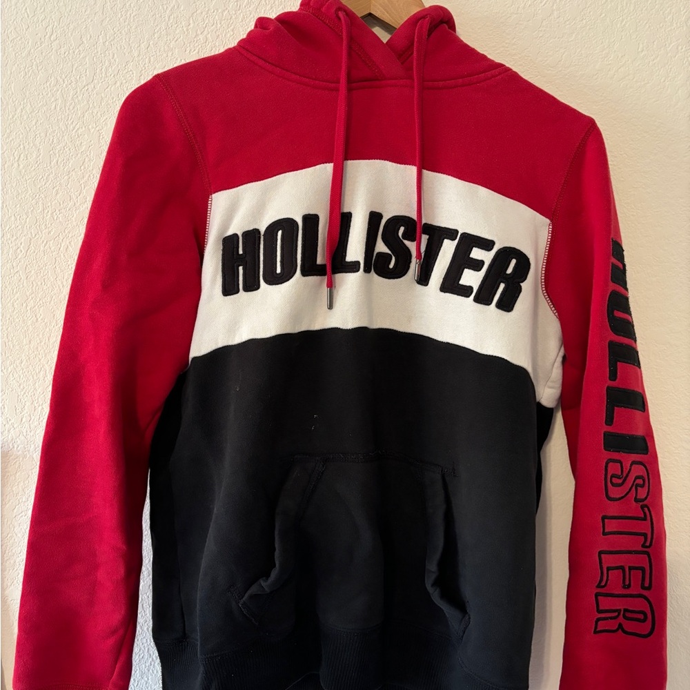 Hollister Men's Red, White, and Black Hoodie